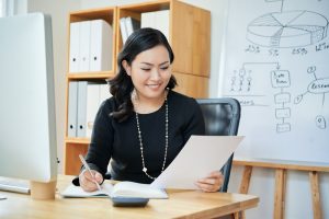 Pengusaha perempuan mengecek laporan arus kas bisnis