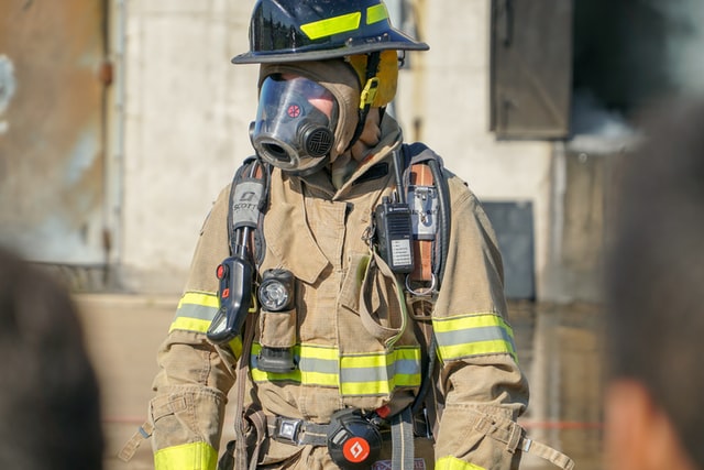 pemadam kebakaran menggunakan APD