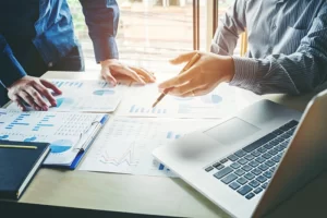 karyawan melakukan cost control di kantor