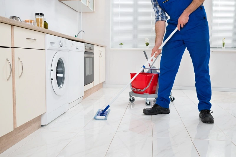 Cleaning service membersihkan lantai