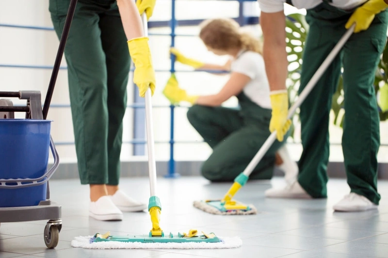 jasa cleaning service membersihkan lantai
