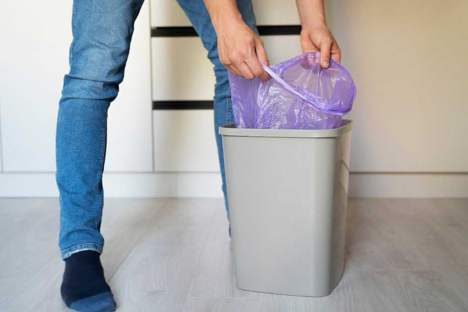 Buang Sampah dan Bersihkan Area Penting