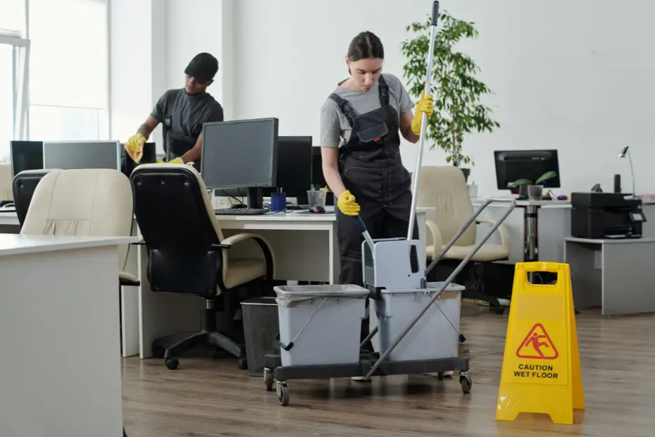 Cara Meningkatkan Efisiensi Kerja Petugas Cleaning Service Sediakan Peralatan yang Tepat