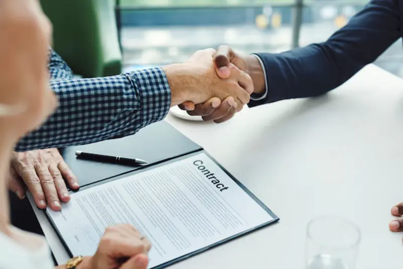 klien bersalaman dengan agen properti