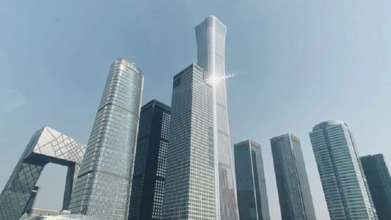 gedung properti di tengah kota