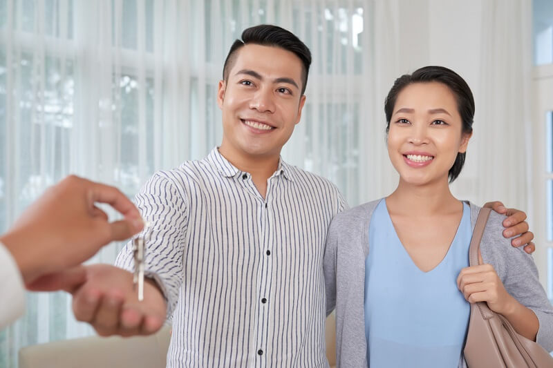 Pasangan muda membeli rumah